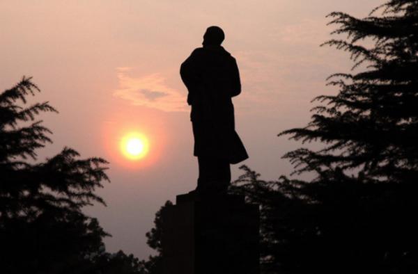 59年毛澤東回韶山，看到父母墳墓破爛不堪，他說：不要修，就這樣