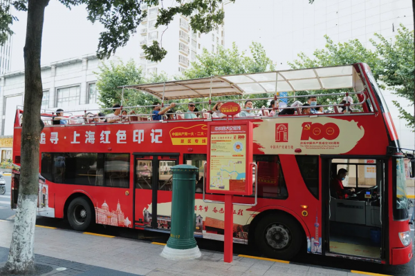 這輛“百年限定”的紅色巴士，今年特別值得坐上一坐