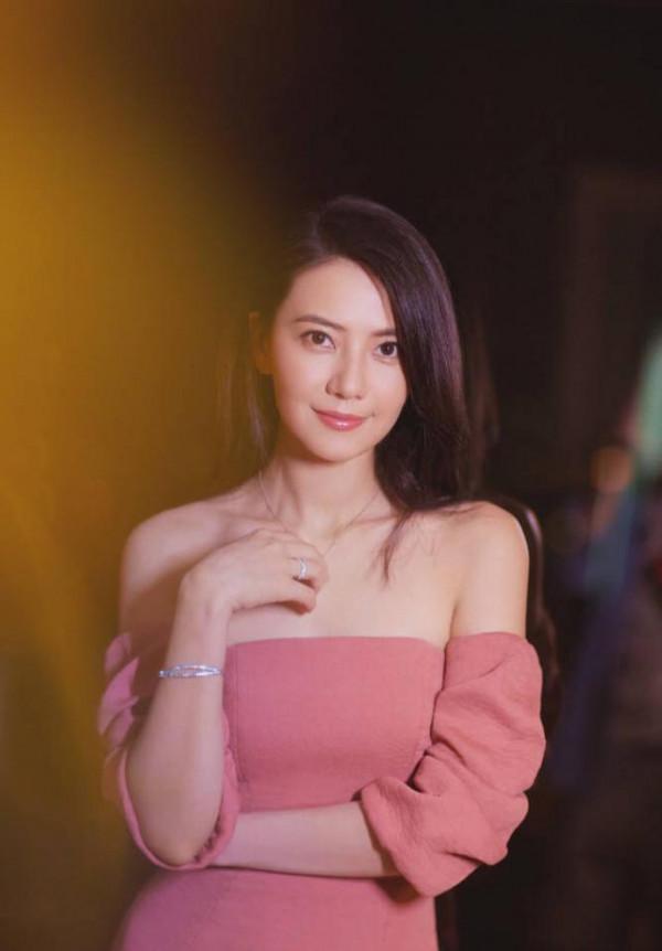 女神高圓圓眼角的皺紋,終究逃不過歲月的洗禮,但依然美豔動人 女神高圓圓眼角的皺紋,終究逃不過歲月的洗禮,但依然美豔動人