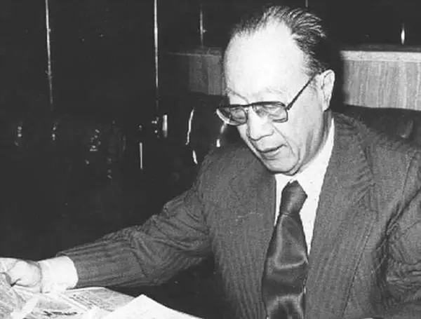 文人過年都做什麼?魯迅放鞭炮,胡適在打牌,張愛玲雨中別渣男 文人過年都做什麼?魯迅放鞭炮,胡適在打牌,張愛玲雨中別渣男