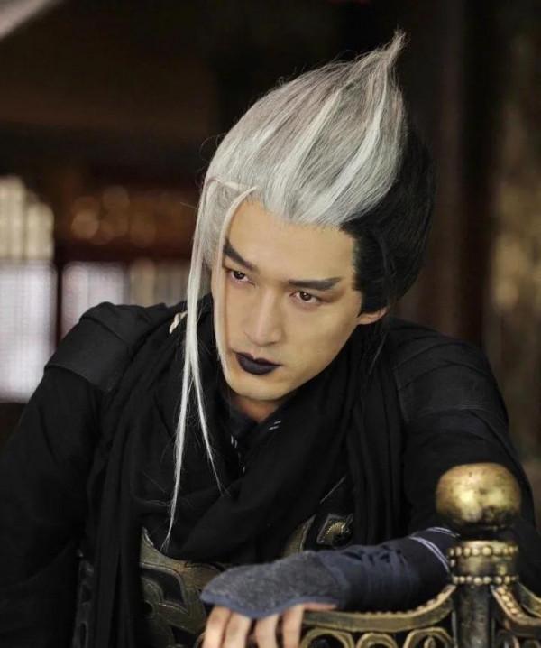 明星古裝尷尬史：頭頂風扇、餃子都算好的，有些太誇張真忍不了