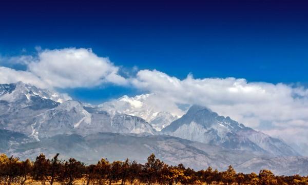 雪山高几何，矗在天表