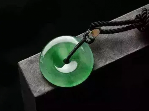 聰明人不敗家,選擁有特性種類的珠寶,好看還能保值?|松崗琥珀 聰明人不敗家,選擁有特性種類的珠寶,好看還能保值?|松崗琥珀