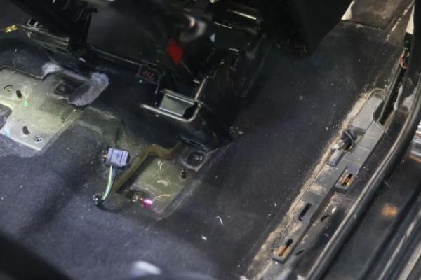 怪獸修車:翻新一輛21萬公里的路虎發現4,老爺子工地拉貨專用車 怪獸修車:翻新一輛21萬公里的路虎發現4,老爺子工地拉貨專用車