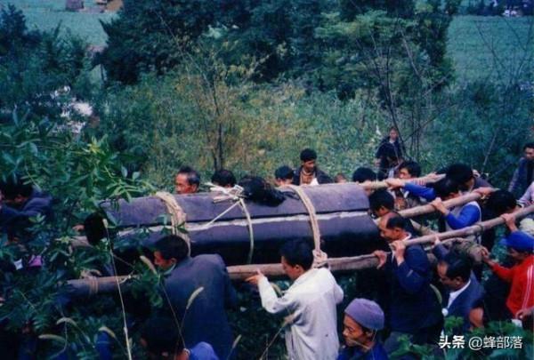 “紅事不請不到,白事不請自來”,老人去世,為何不見年輕人幫忙 “紅事不請不到,白事不請自來”,老人去世,為何不見年輕人幫忙