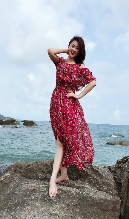 梁小冰真不給年輕人留退路!穿小白裙優雅甜美,51歲氣質嫩如少女 梁小冰真不給年輕人留退路!穿小白裙優雅甜美,51歲氣質嫩如少女