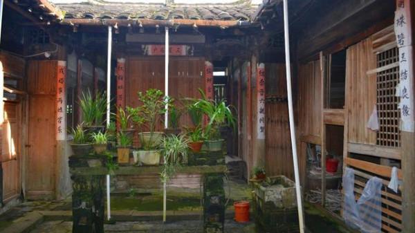福建這座千年古鎮太古怪，屋頂放個大瓦罐，原是作為廟臺所用