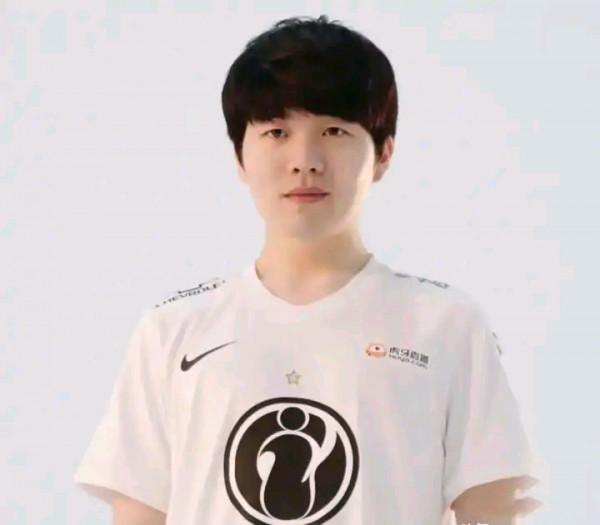 LPL三屆冠軍中單,巔峰C位,不吹不黑,誰是你心中T0韓援? LPL三屆冠軍中單,巔峰C位,不吹不黑,誰是你心中T0韓援?