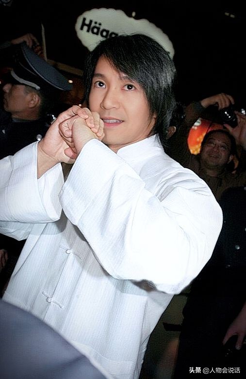 58歲周星馳滿頭白髮落淚：被誤解30年，卻無人懂我的心酸