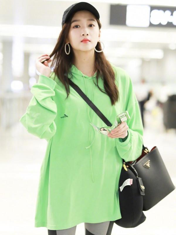 Angelababy關曉彤,同樣是寬鬆T恤搭配緊身褲,風格差距卻很大 Angelababy關曉彤,同樣是寬鬆T恤搭配緊身褲,風格差距卻很大