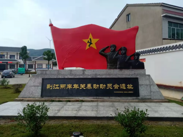 他深得賀龍、段德昌等人賞識，去世後送葬隊伍綿延幾里