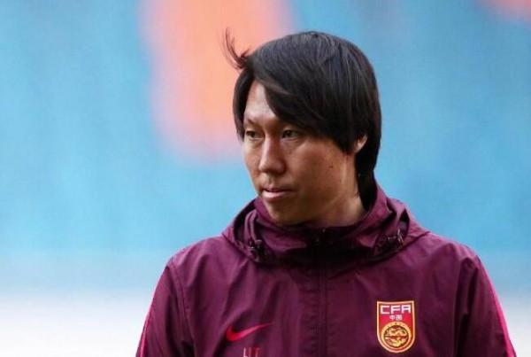 多點娛樂精神吧！李霄鵬稱國足像兒子，被喊大侄子的郭艾倫卻開罵