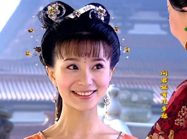 流行什麼寡淡風！這部劇的演員，都是把彩虹穿在身上的