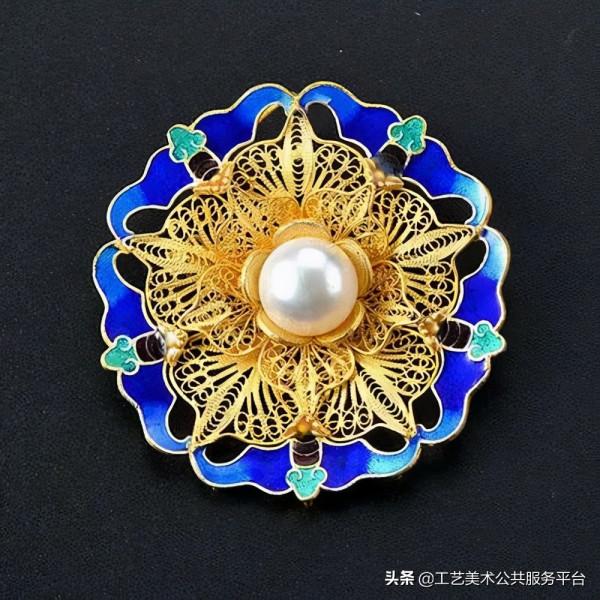 成為一名景泰藍設計師需要具備哪些基本技能？