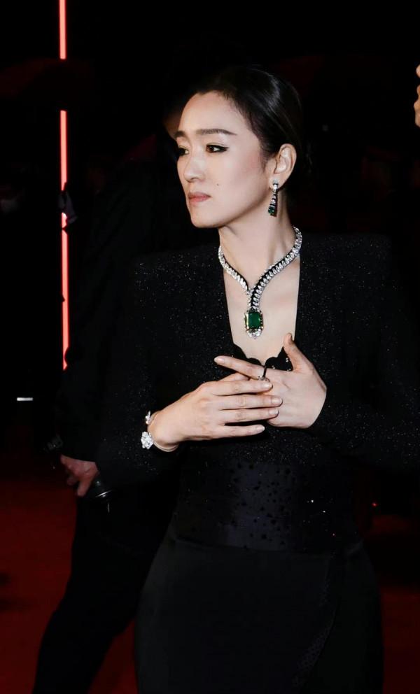 52歲的許晴竟把21歲謀女郎比下去？寶石被戴成風油精，氣質差太多