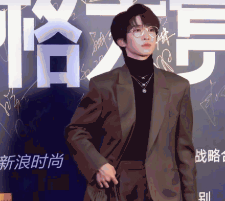 #劉宇紅毯主持# 棕色西裝搭配金絲邊眼鏡,帥氣滿分 #劉宇紅毯主持# 棕色西裝搭配金絲邊眼鏡,帥氣滿分