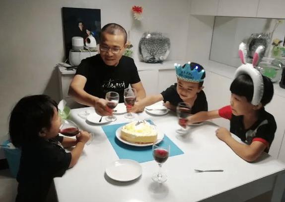 小學語文封面&OpenCurlyDoubleQuote;二胎變三胎&rdquo;，媽媽成了落魄戶？官方回應來了