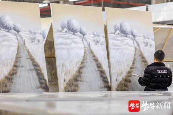 二百多名畫工，流水線作業一人一筆畫	油畫
中國最大油畫複製工廠竟然就“躲”在周莊