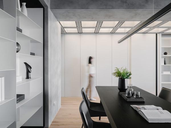 陽光明媚，灰白相間的公寓