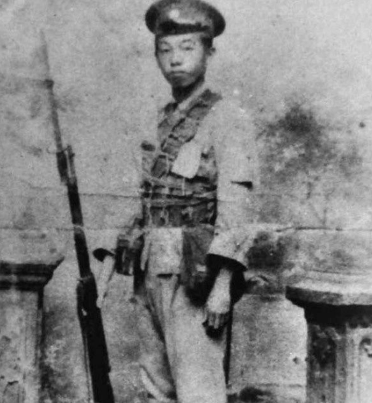 杜聿明被活捉後很高傲,見到毛主席的高階參謀,他羞愧地低下了頭 杜聿明被活捉後很高傲,見到毛主席的高階參謀,他羞愧地低下了頭