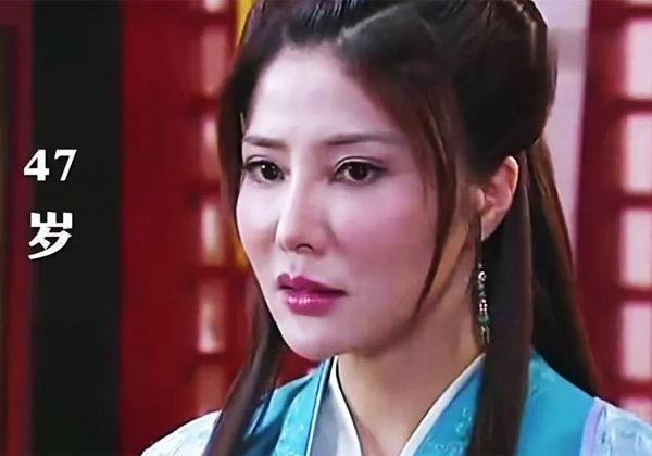 楊麗菁20歲到50歲的照片變化，網友：還是喜歡看年輕時的