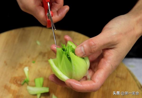 廚師長用菜根雕花,青菜搭配肉末簡單一炒,做出飯店的既視感 廚師長用菜根雕花,青菜搭配肉末簡單一炒,做出飯店的既視感