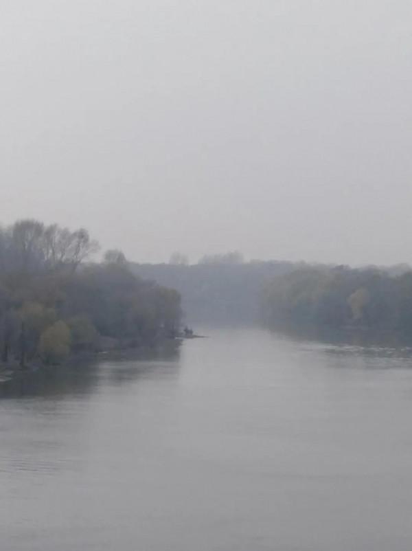 在深秋的寒風裡垂釣，釣的不是魚，而是興致！各位怎麼看？