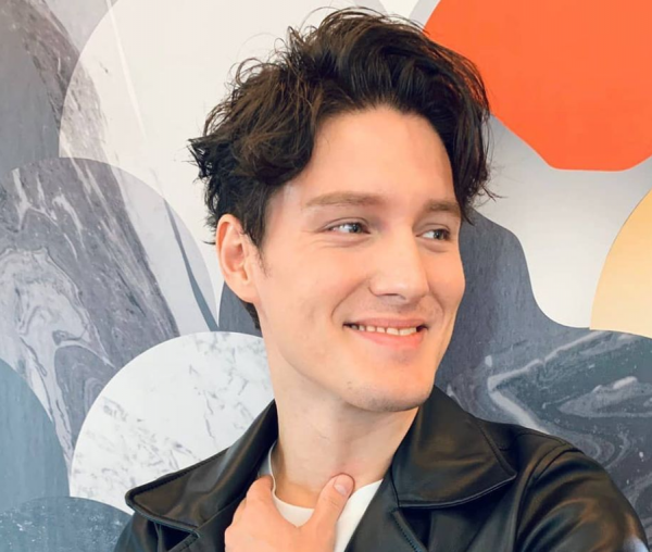 31歲兒子T臺首秀,周華健60歲妻子罕現身支援,滿頭白髮但氣質好 31歲兒子T臺首秀,周華健60歲妻子罕現身支援,滿頭白髮但氣質好