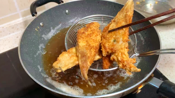 炸魚時，有人用澱粉，有人用麵粉？其實都不對！大廚教你正確做法