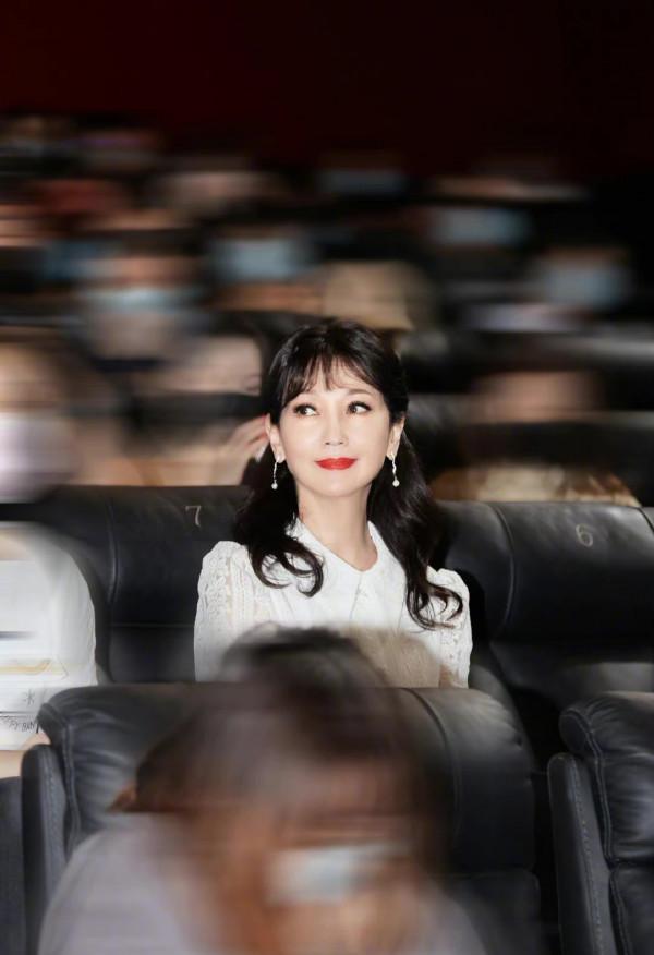 趙雅芝真會打扮自己，穿小白裙還扎“公主頭”，誰敢說是66歲奶奶