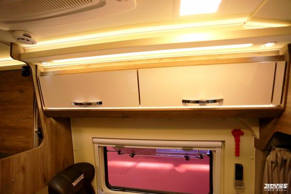 秉承實用派，空間感強，適合兩人旅居的衛航V590縱置上下床版房車