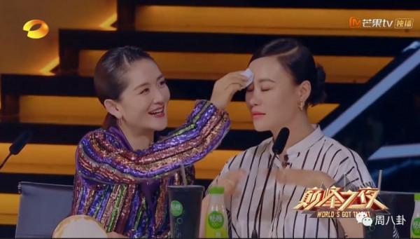 兩個嫁到外國的女人，李玟和鄔君梅同上節目，坐姿暴露生活