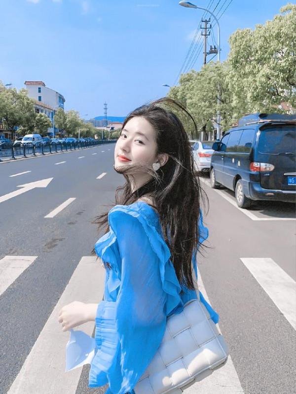 新生代小花趙露思太會穿了吧！天藍色雪紡衫搭編格包，滿滿甜美感