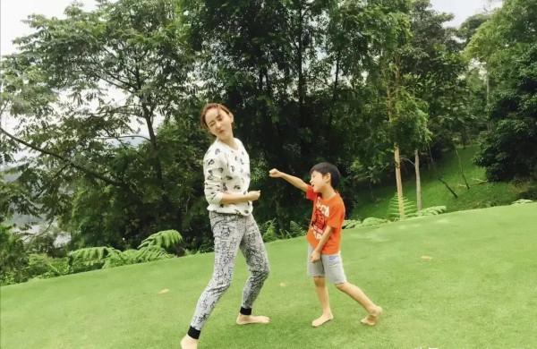 胡靜自從結婚，花了很多時間和精力，照顧陪伴小孩，是個好媽媽