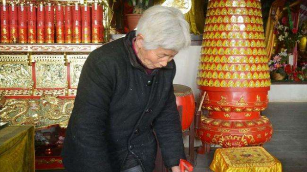 名牌大學生畢業後出家，父母卻苦苦尋找了三年，心靜了親情在哪