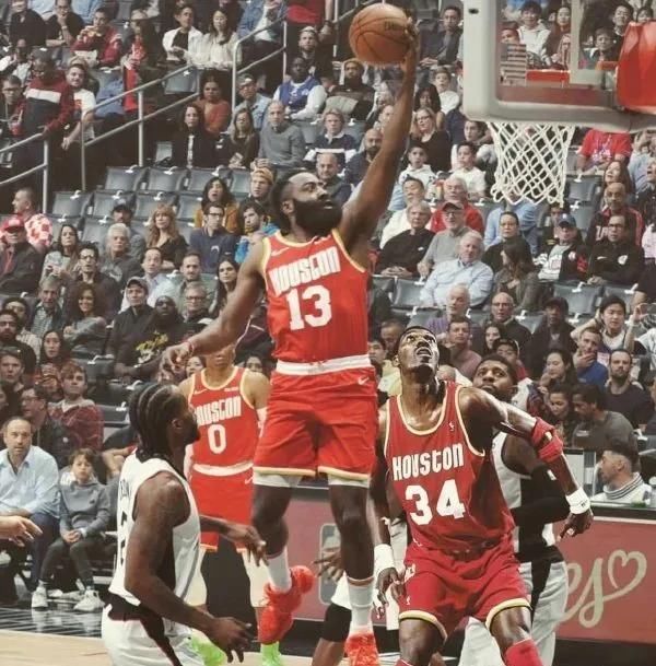 NBA湖人、火箭、馬刺等球隊第一個簽下億元合同的球員都是誰？