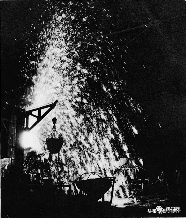 五十年代催人奮進的老照片：毛主席來到十三陵水庫參加義務勞動