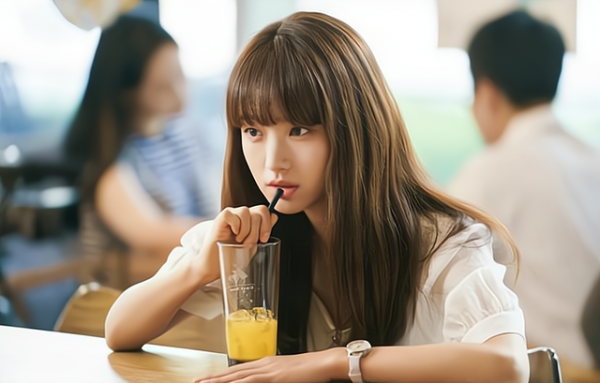 閨蜜隔三岔五來家吃飯，有天我彎腰撿筷子後，我掀翻了桌子