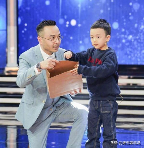 汪涵一家參加侄子婚禮,新郎長相遭調侃,一桌婚宴僅2000元 汪涵一家參加侄子婚禮,新郎長相遭調侃,一桌婚宴僅2000元