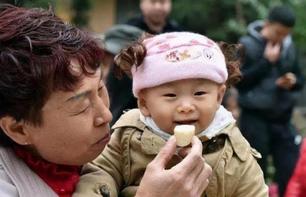 38歲奶奶走紅網路,網友感嘆:85年的我未婚,83年的當了奶奶 38歲奶奶走紅網路,網友感嘆:85年的我未婚,83年的當了奶奶