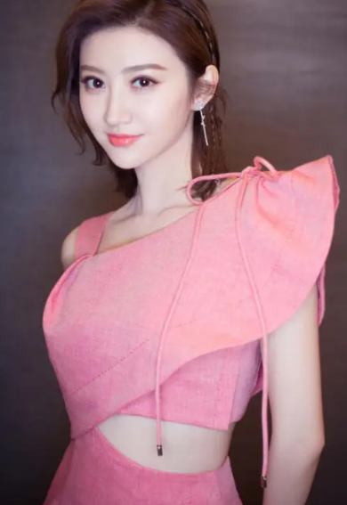 娛樂圈中神奇的女明星，長相很美豔嘴巴卻是歪的，景甜金晨最明顯