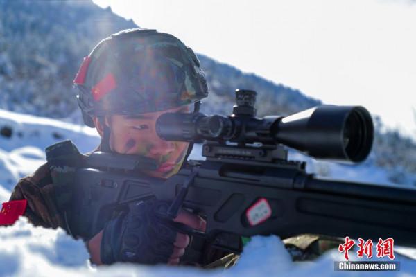 川西雪域高原上武警官兵雪地開展實戰化訓練
