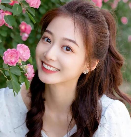 天安門前領誦的馮琳，實習無緣央視，這跟她的成長經歷有很大關係