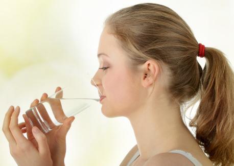 早上起床先喝杯溫開水，等於喝細菌？醫生給你答案，建議提前瞭解