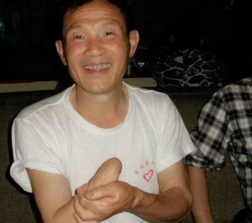 他拉響手雷與敵軍同歸於盡，奇蹟生還，被稱“活著的楊根思”