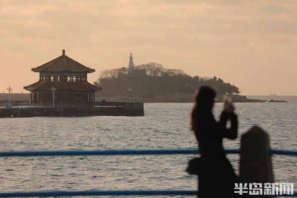 棧橋景區：市民漫步海邊 沐浴在溫暖的晨光之中
