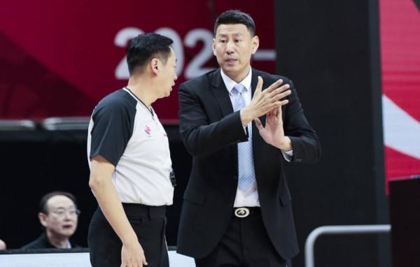 24秒運完把球擱地上！真有這種戰術？CBA解說員多次直言“奇怪”