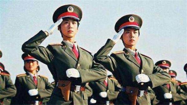 當年在閱兵儀式上“紅遍中國”的雙胞胎姐妹花，後來怎麼樣了？