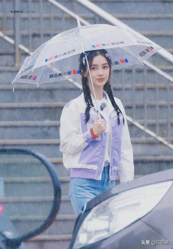 楊穎現身山東錄製跑男，拼色外套搭配牛仔褲，休閒氣質惹人圍觀