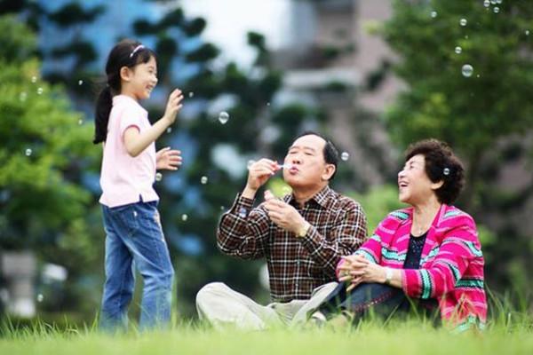 老人幫忙帶孩子不是為了養老,而是為了愛 老人幫忙帶孩子不是為了養老,而是為了愛